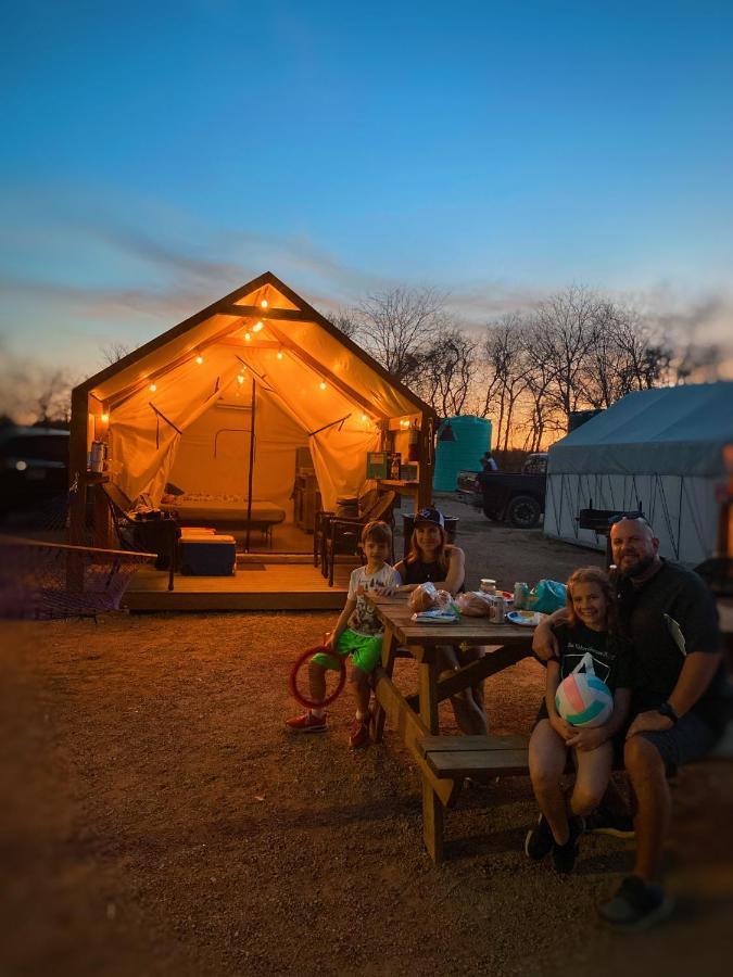 Son'S Blue River Camp Glamping Cabin #8 The Perfect Place For A Family Reunion! Kingsbury Exteriér fotografie